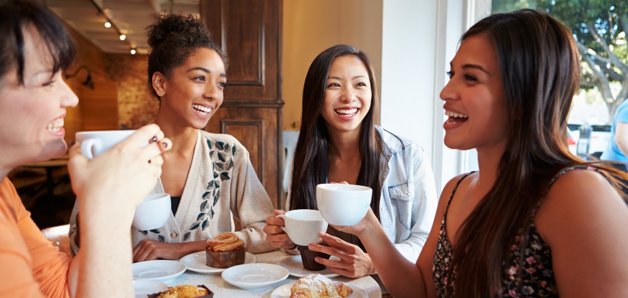 Mujeres disfrutando un café